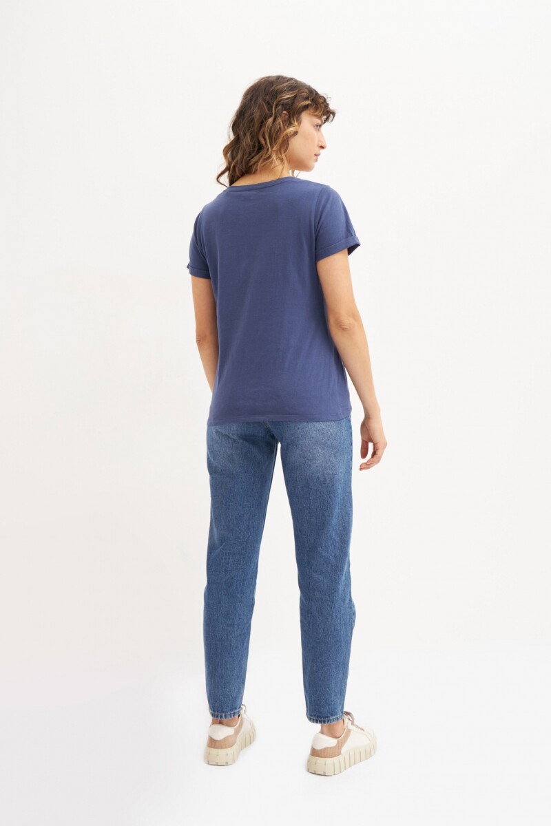 Remera escote base azul