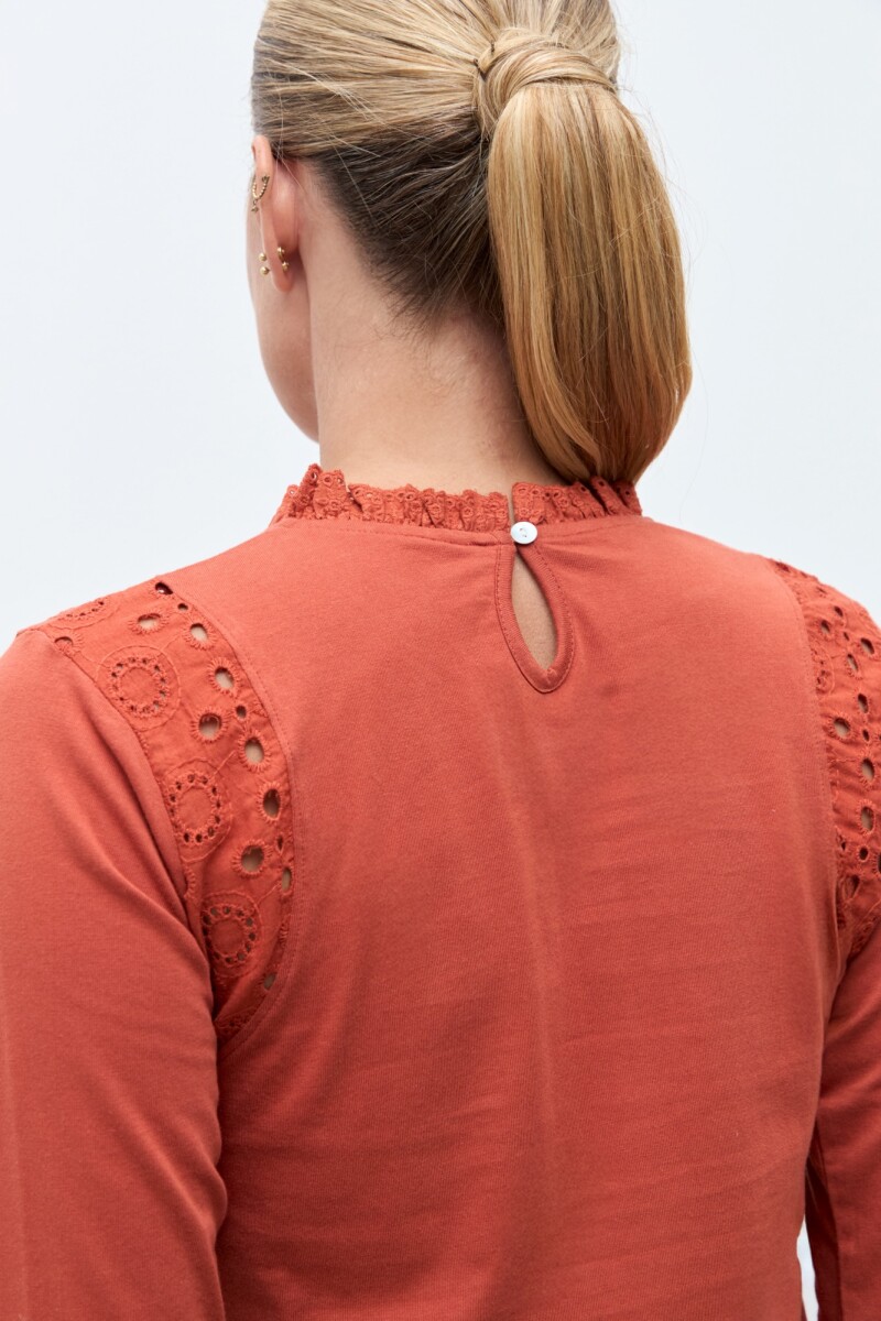 Remera con broderie lacre