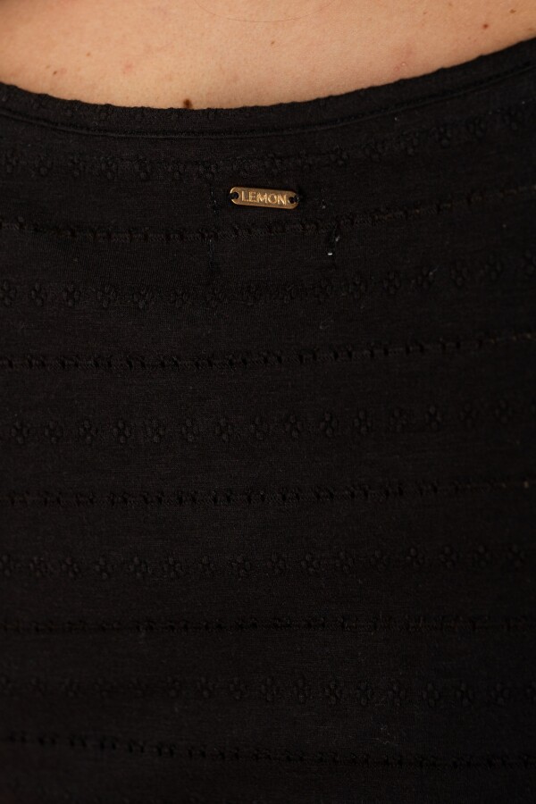 Remera Texturada Escote V Negro