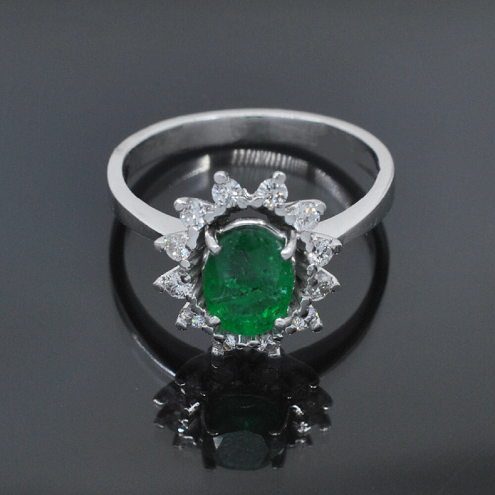 Anillo en oro 18k blanco con esmeralda central y brillantes Anillo en oro 18k blanco con esmeralda central y brillantes