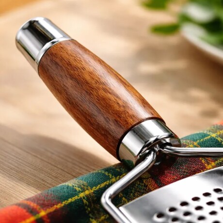 Rallador Manual de Acero Inoxidable con Mango de Madera Rallador Manual de Acero Inoxidable con Mango de Madera