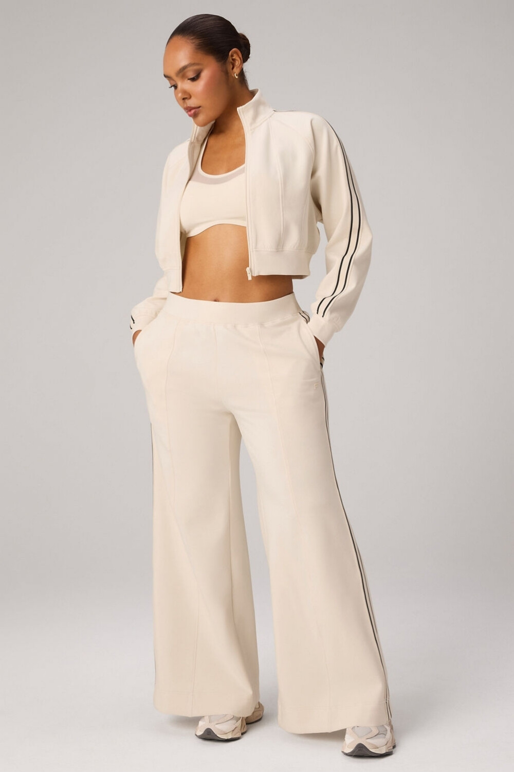 Pantalón Elevated Track Pant Mujer Almond Milk/Black