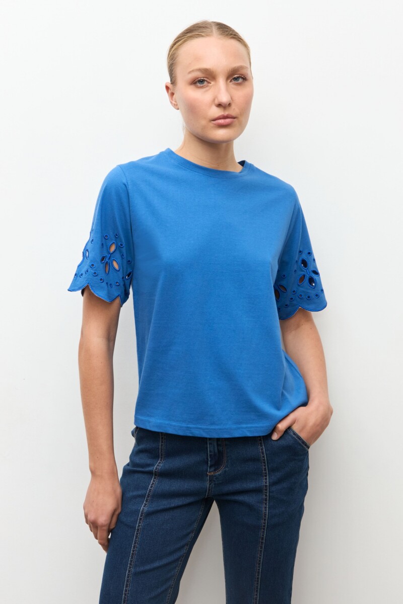 Remera calado en mangas cobalto