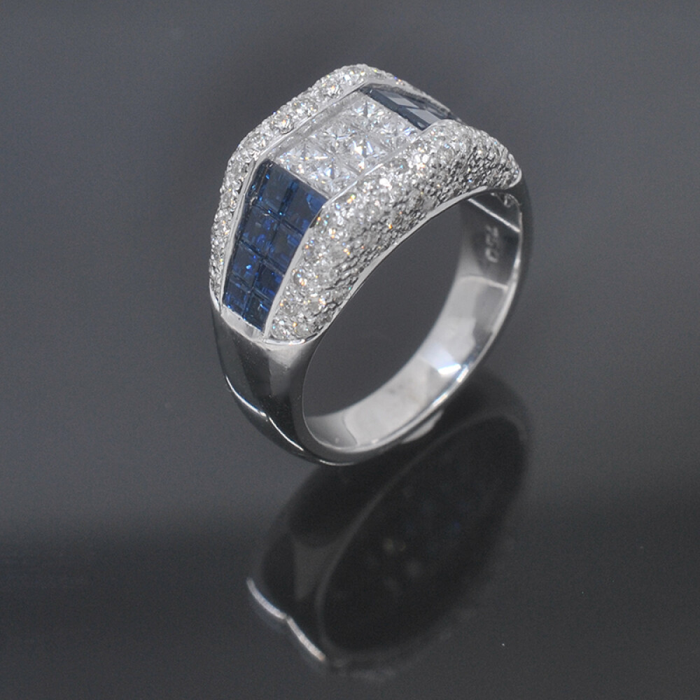Anillo en oro 18k blanco, brillantes y zafiro carré. Anillo en oro 18k blanco, brillantes y zafiro carré.