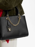 Bolso Tote Con Textura Y Penduro negro