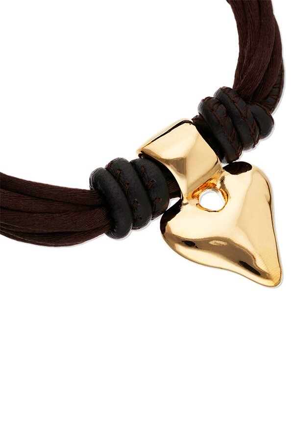 PULSERA MEZCLA DE HILO EFECTO SEDA CON CUERO MARRÓN Y DETALLE DE CORAZÓN BAÑADO EN ORO 18K Pulsera
