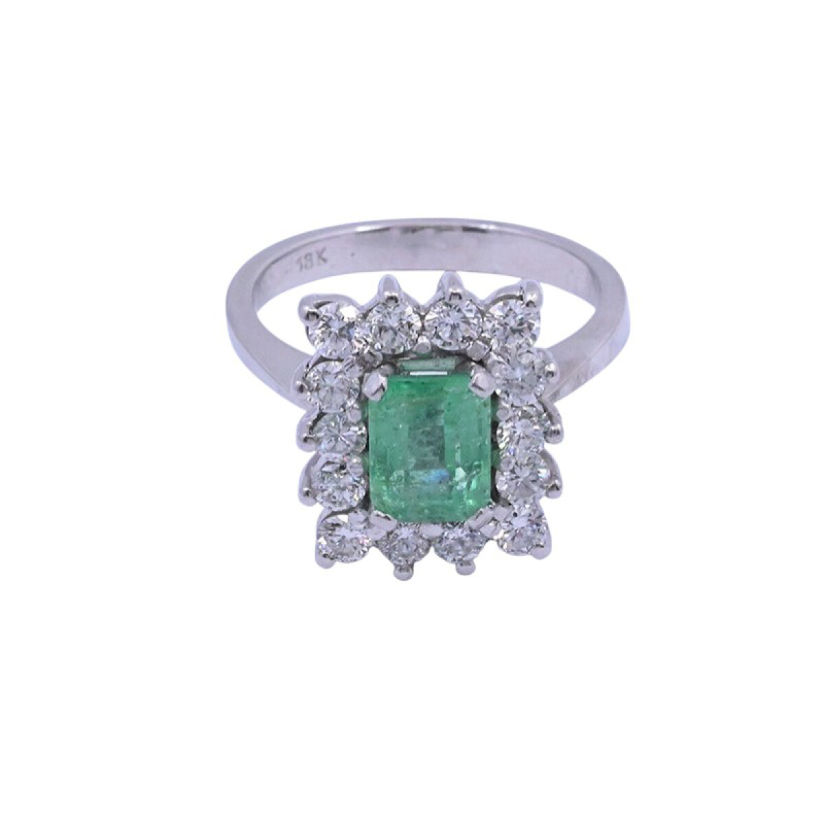 Anillo oro 18 k blanco con esmeralda central y brillantes. 