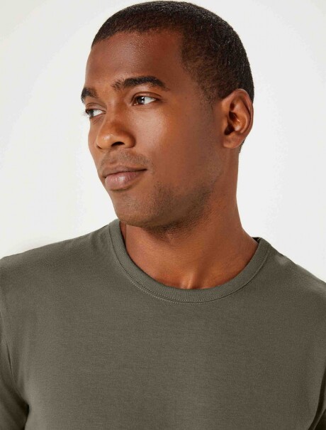 CAMISETA UNISSEX BÁSICA MODELO SLIM VERDE MUSGO