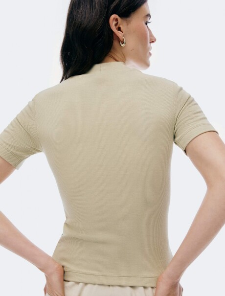 CAMISETA BÁSICA DE CUELLO ALTO VERDE