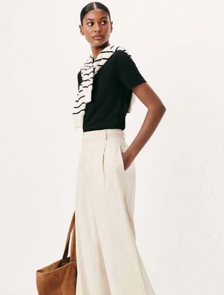 CAMISETA BÁSICA CUELLO EN V NEGRO