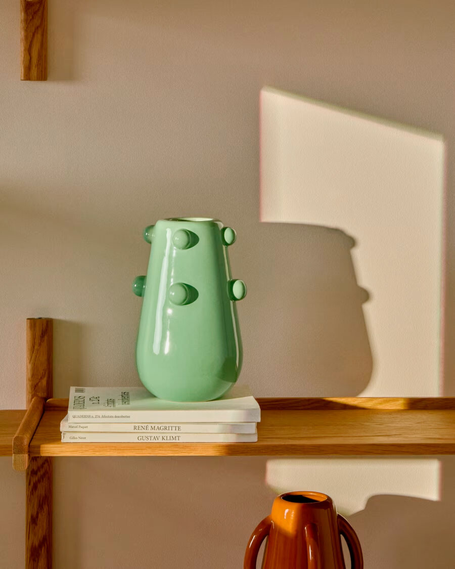 Jarrón Odra de cerámica verde claro acabado brillante 25,5 cm