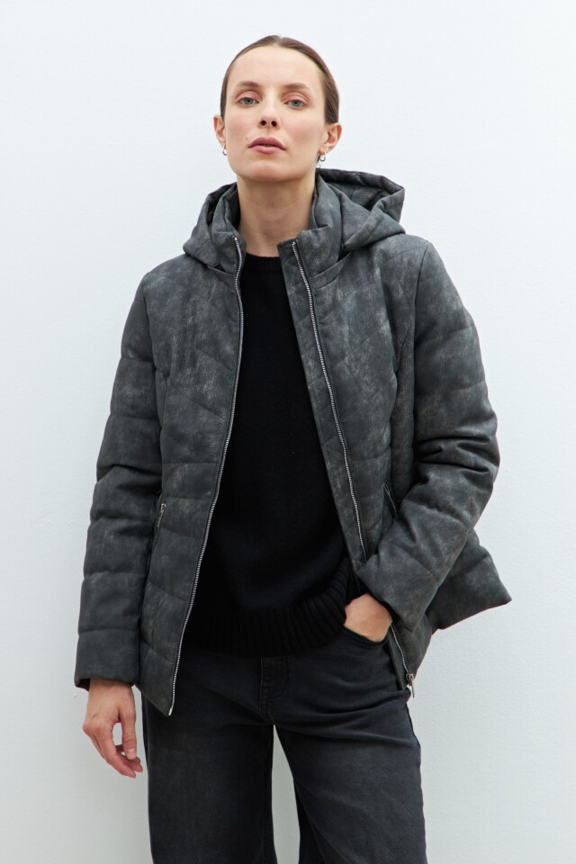 Campera eco-cuero capitoneada gris oscuro