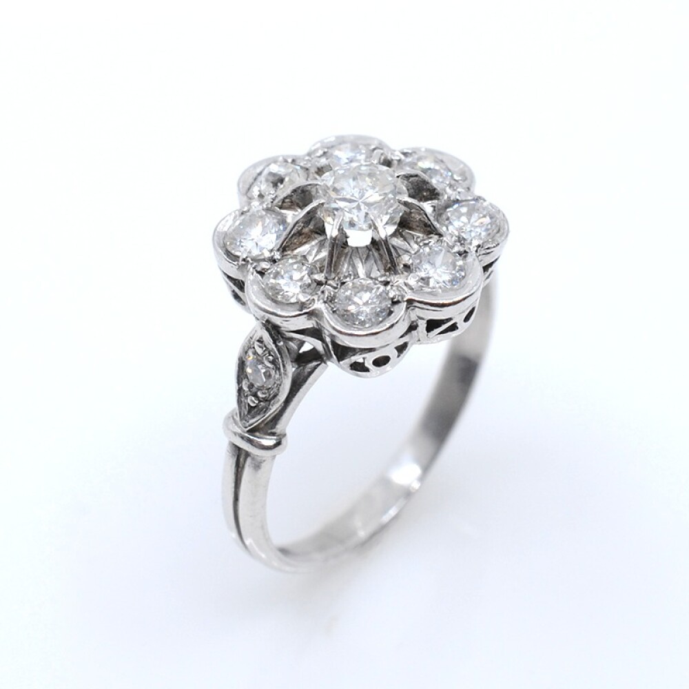 Anillo antiguo en oro 18k blanco y brillantes Anillo antiguo en oro 18k blanco y brillantes