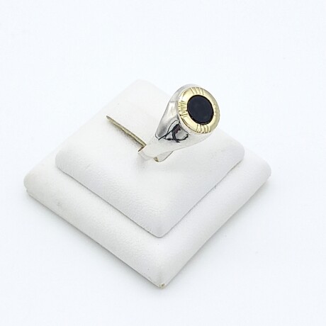 Anillo de plata 925 y double en oro 18 ktes con ónix. Anillo de plata 925 y double en oro 18 ktes con ónix.