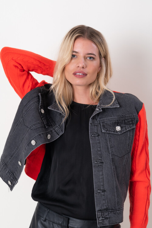 Campera de jean con mangas tejidas Rojo