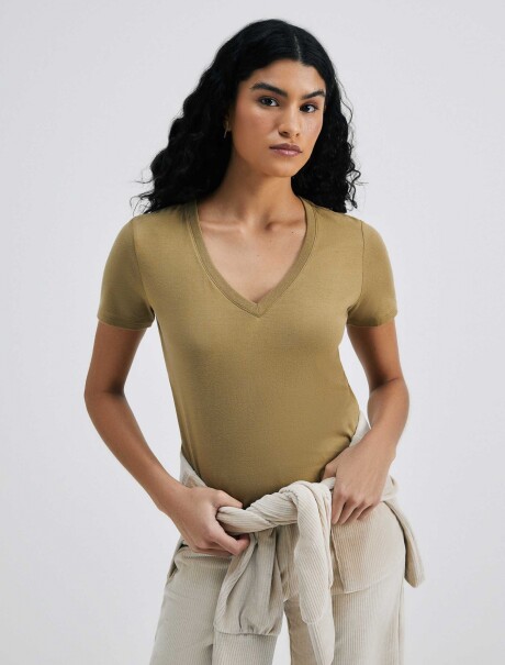 CAMISETA BÁSICA MANGA CORTA CUELLO EN V VERDE