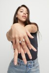 ANILLO EN ALEACIÓN DE METALES BAÑADO EN 18K CON DOS CRISTALES MULTICOLOR Anillo
