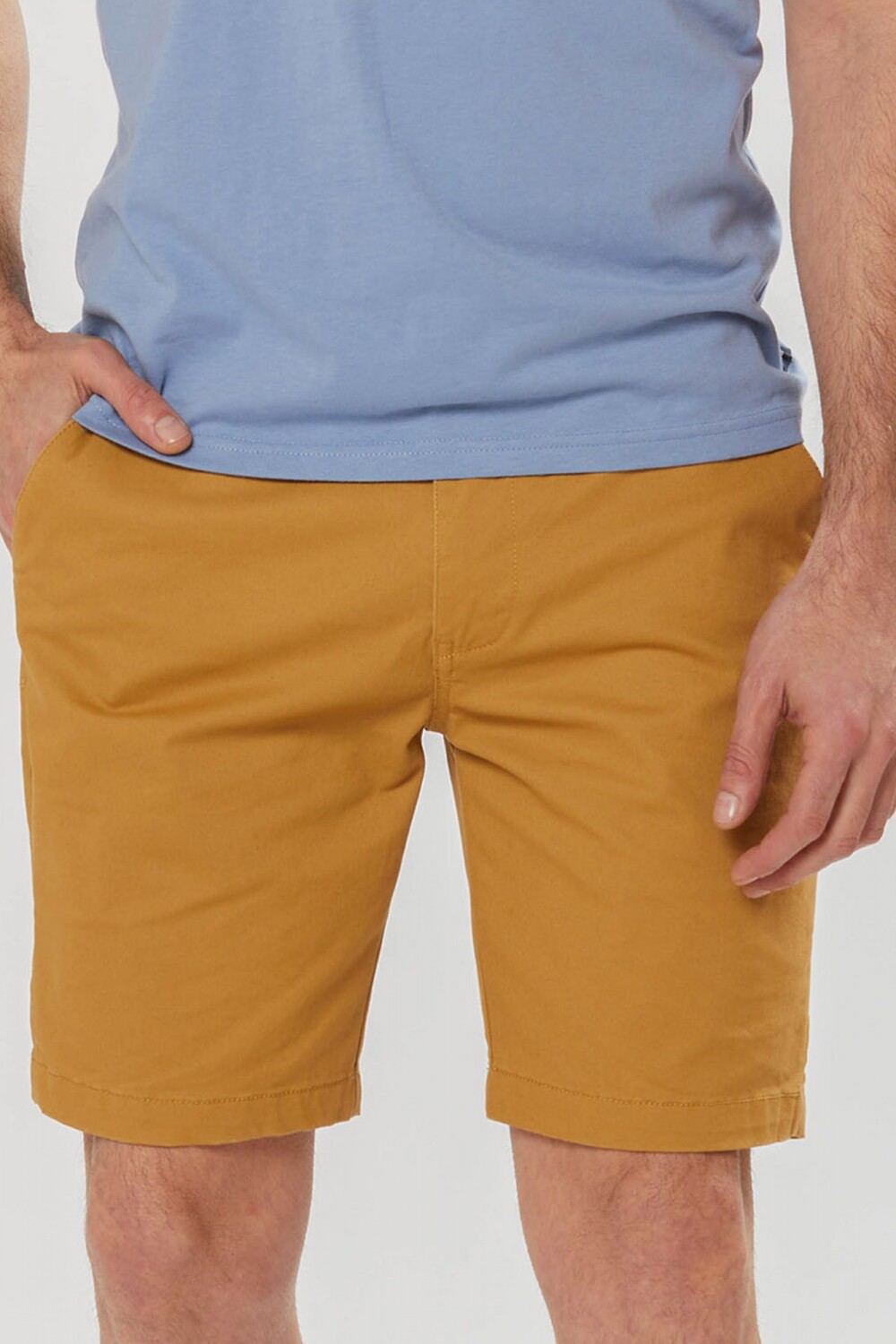 BERMUDA CLÁSICA CON SPANDEX Mostaza