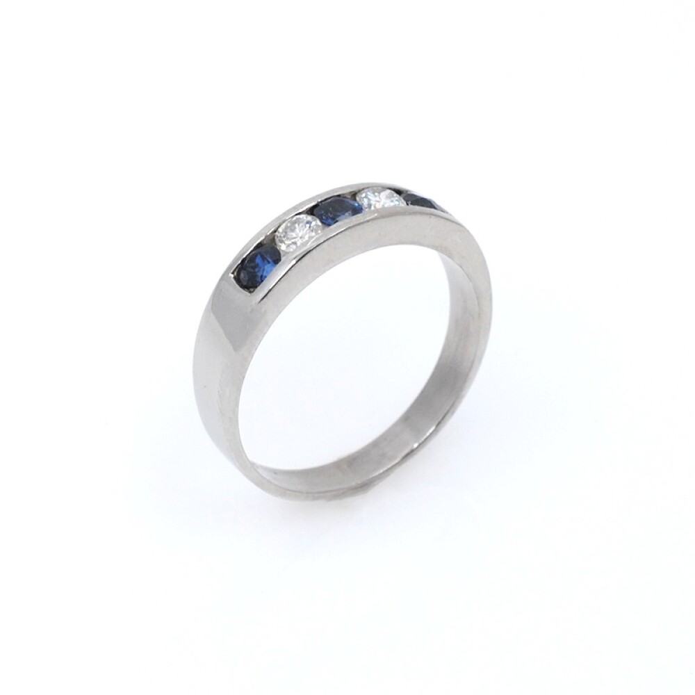 Anillo medio sin fin en oro 18k blanco, brillantes y zafiros. Anillo medio sin fin en oro 18k blanco, brillantes y zafiros.