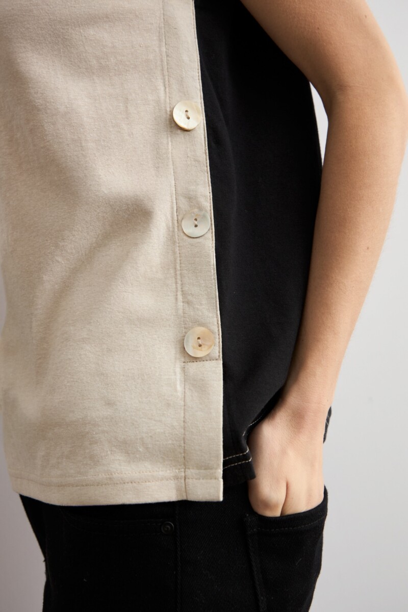 Remera bicolor con botones beige melange