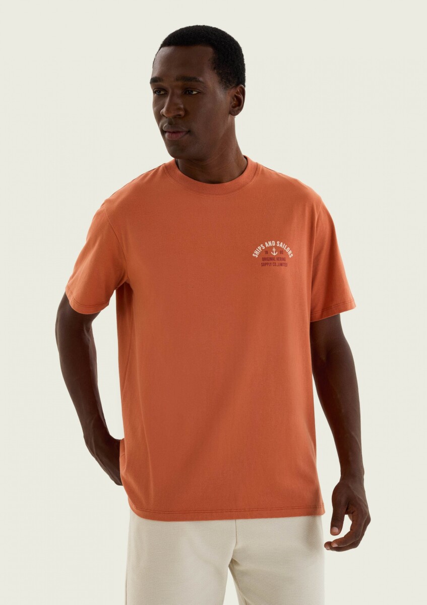CAMISETA CON ESTAMPA MODELO REGULAR - NARANJA 