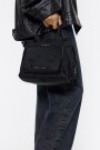BOLSO DE MANO POCKET MEDIANO N Negro