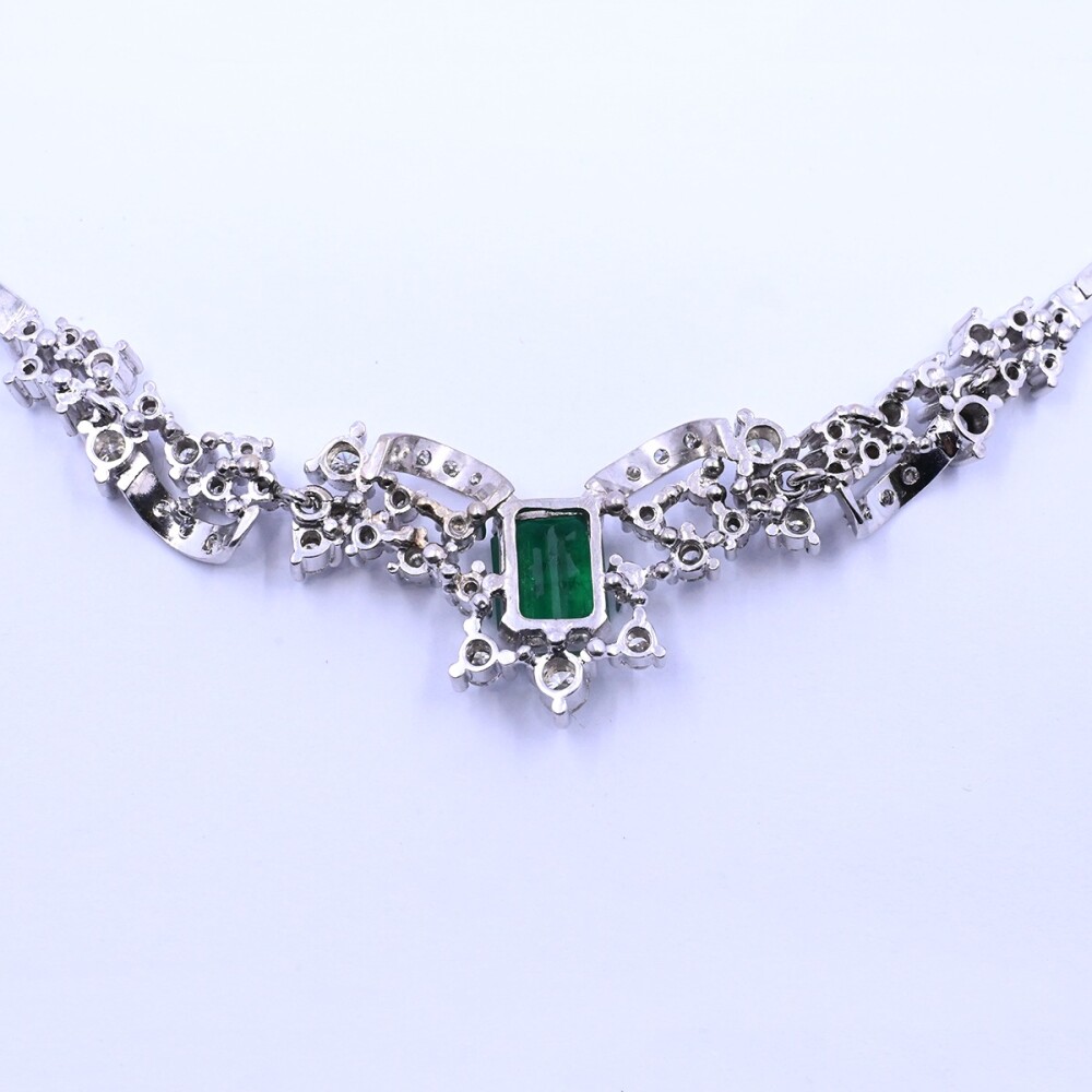 Gargantilla oro 18k con esmeralda central y brillantes. Gargantilla oro 18k con esmeralda central y brillantes.