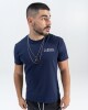 Remera azul con letras blancas U