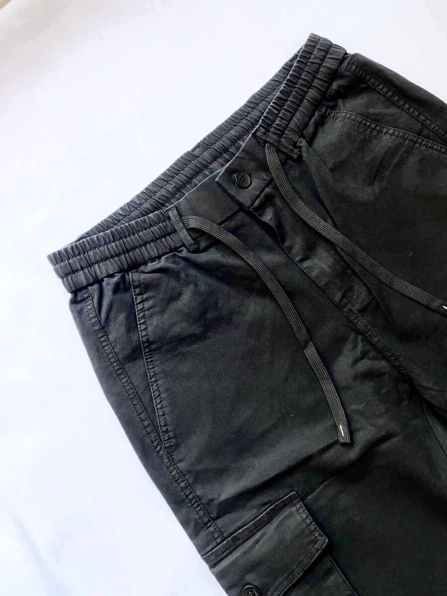 PANTALON KARGO NEGRO 