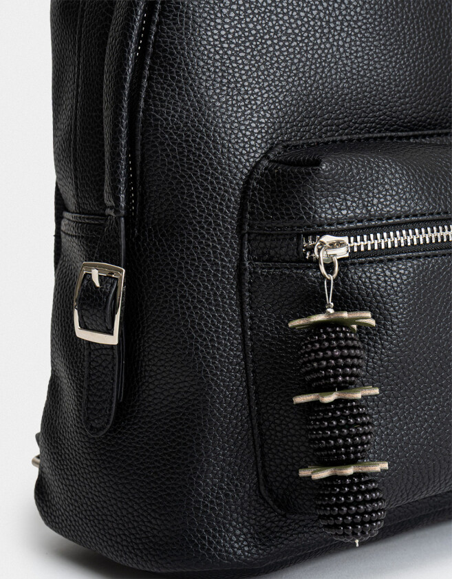 Mochilas Urbanas Mochila Texturada Con Charm - Negro