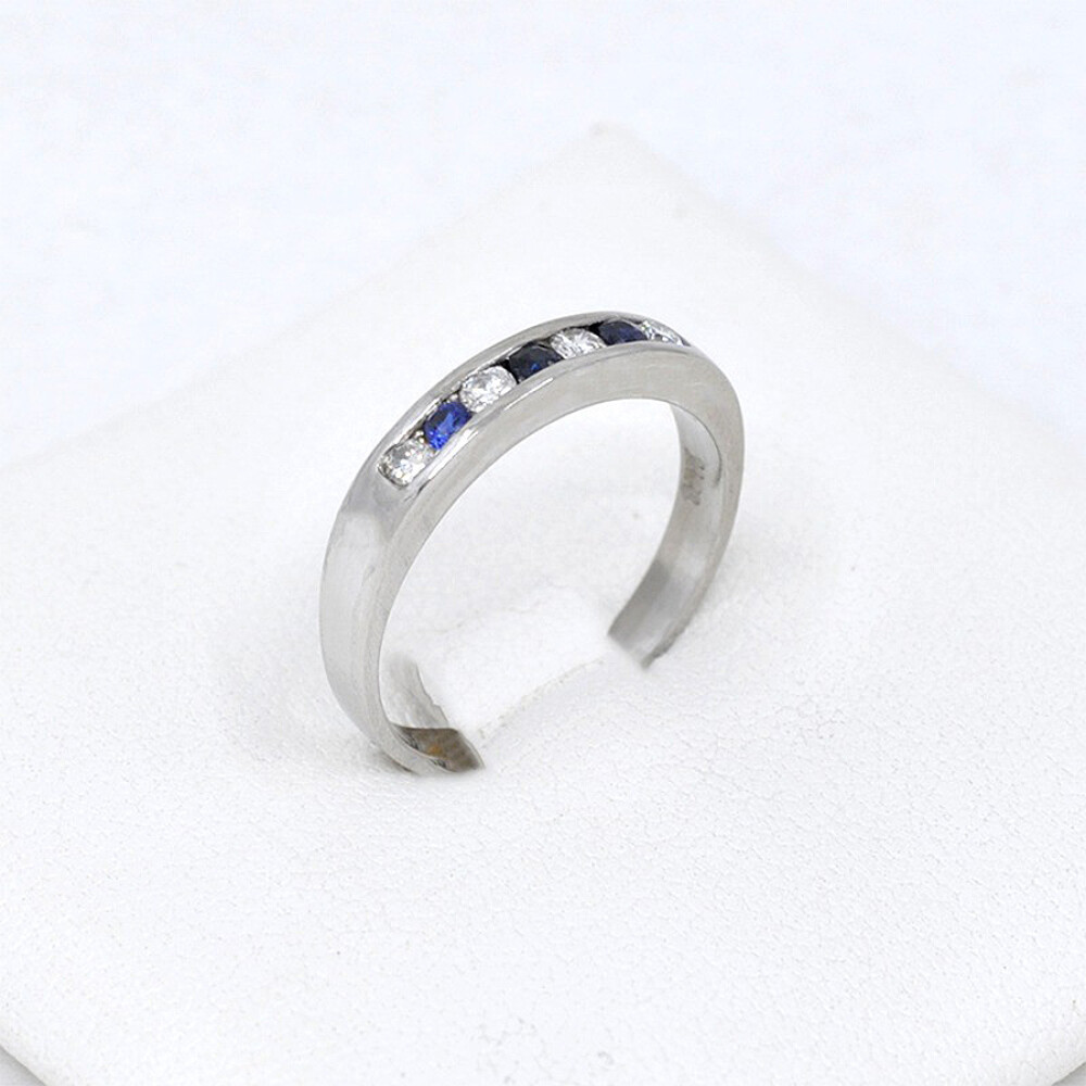 Anillo Medio Sin Fin En Oro Blanco, Brillantes Y Zafiros Anillo Medio Sin Fin En Oro Blanco, Brillantes Y Zafiros