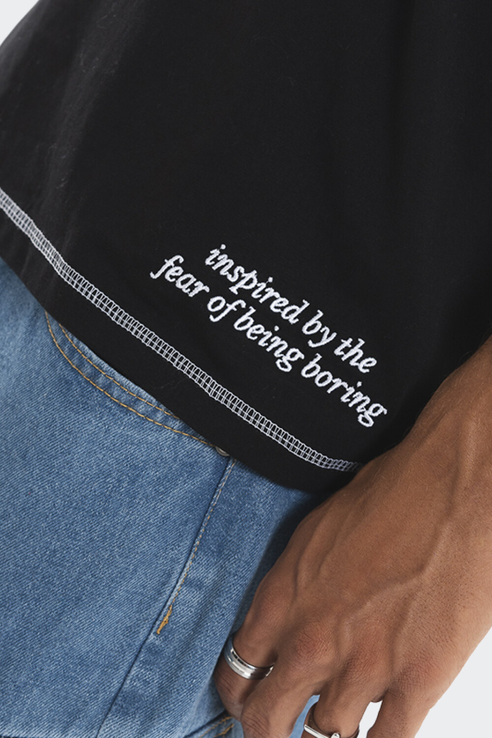 Remera Pulau Being Negro