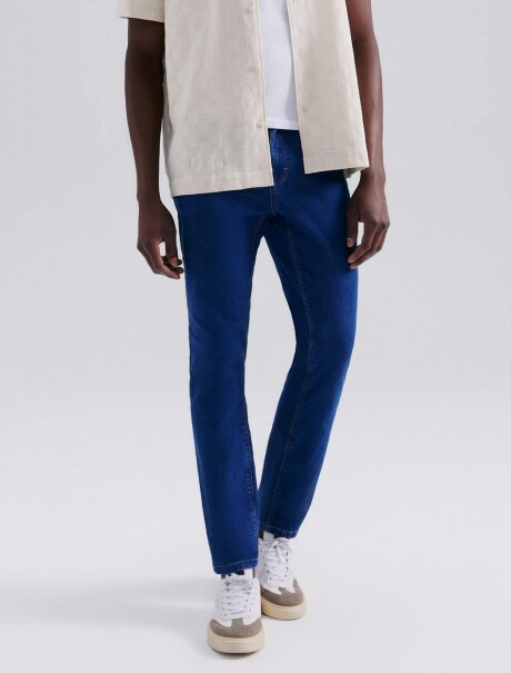 PANTALÓN DE JEAN BÁSICO SLIM CON ELASTANO AZUL