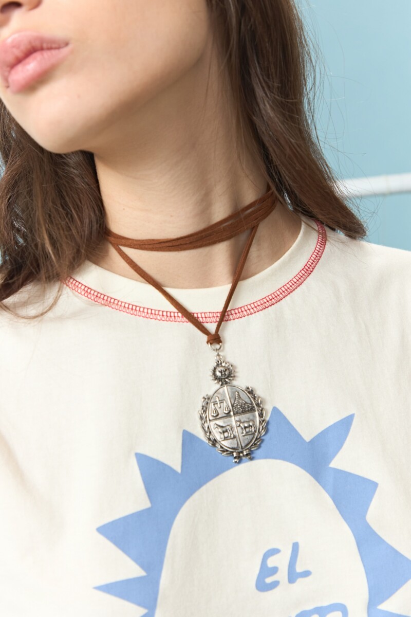 Collar cordón escudo plateado