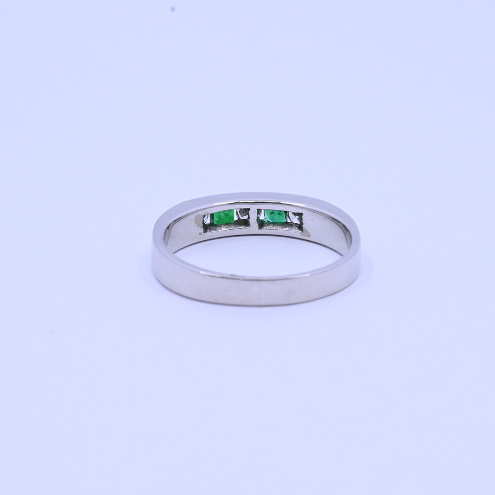 Anillo medio sin fin oro 18k blanco carril con esmeraldas carré y brillantes. Anillo medio sin fin oro 18k blanco carril con esmeraldas carré y brillantes.