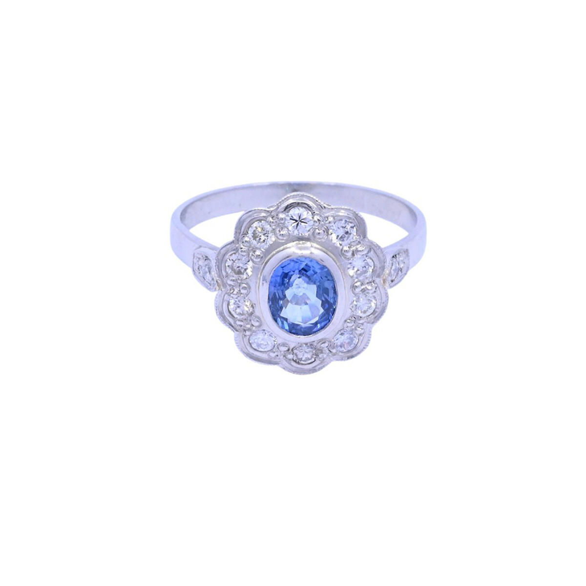 Anillo platino con brillantes y zafiro central. 