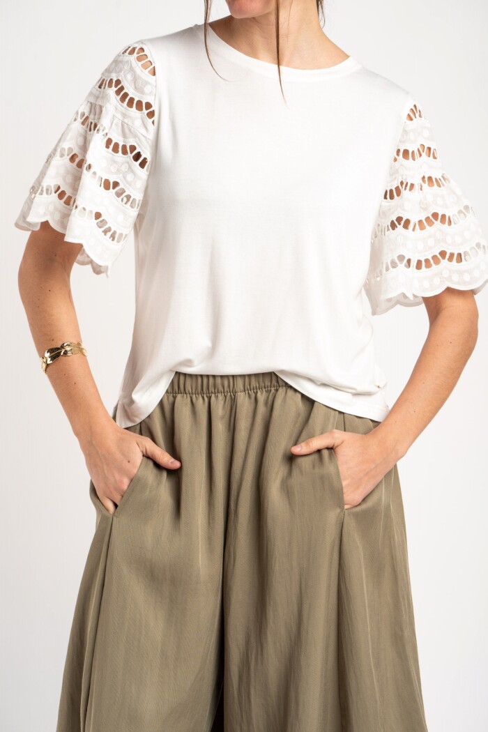 Remera Con Mangas De Encaje Nácar
