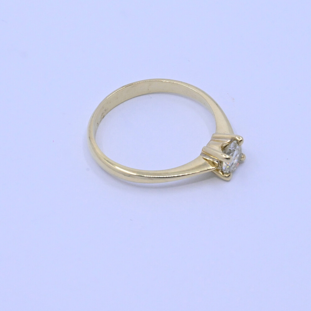 Anillo solitario oro 18k y brillante engarce 4 puntas. Anillo solitario oro 18k y brillante engarce 4 puntas.