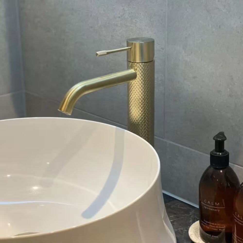 Grifería de lavatorio Monocomando alto de mesada Signature Oro cepillado Grifería De Lavatorio Monocomando Alto De Mesada Signature Oro Cepillado