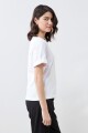 Remera con botón metálico en puños blanco
