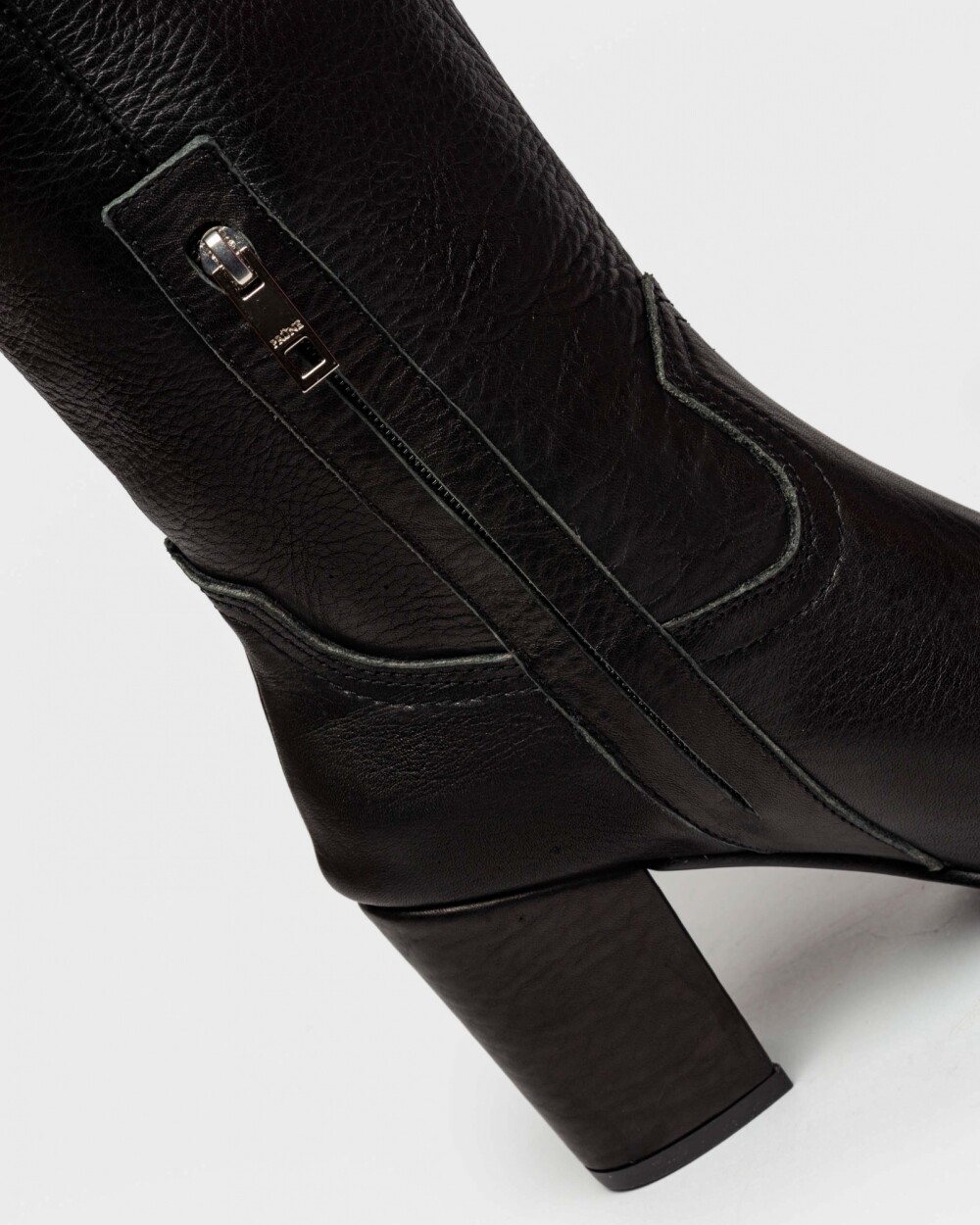 Bota Caña Alta Onassis En Cuero Graneado Negro
