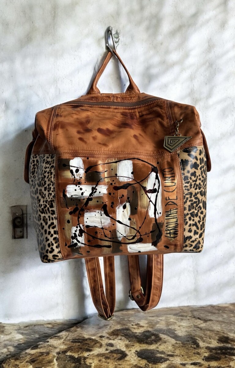Mochila De Cuero ABRIL Linea Urbana Con Arte Pintado A Mano. - Terra Con Print. 