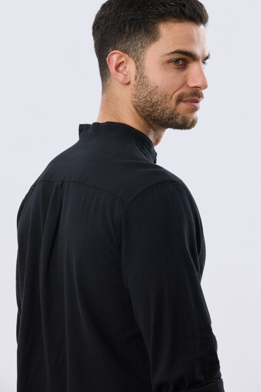 CAMISA LISA DE LINO CUELLO MAO Negro