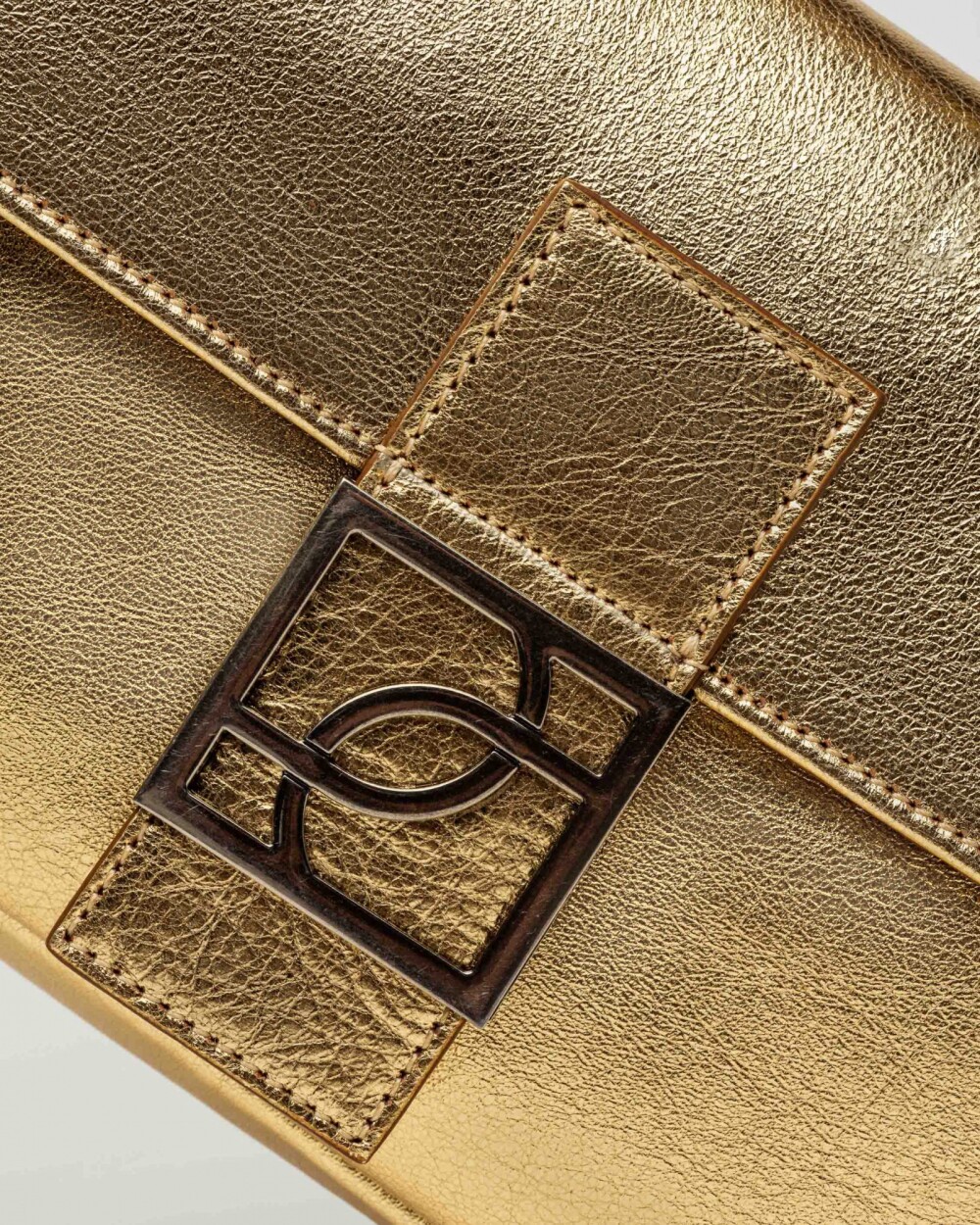 Cartera al hombro Signature en cuero graneado metalizado Metalizado