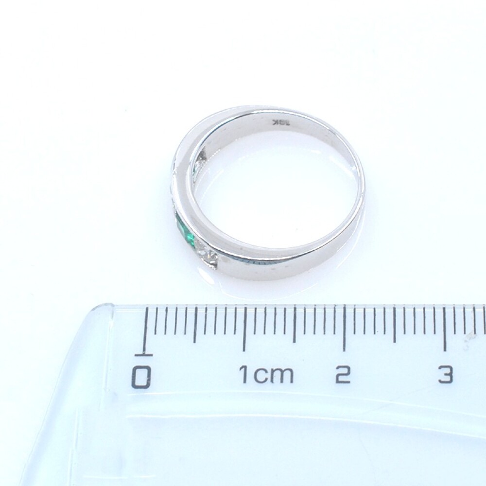 Anillo en oro 18k blanco con brillantes y esmeraldas. Anillo en oro 18k blanco con brillantes y esmeraldas.