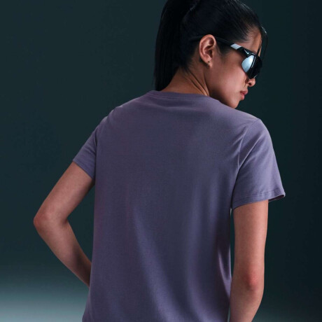 Remera Nike Sportswear Club Essentials de Mujer Multicolor