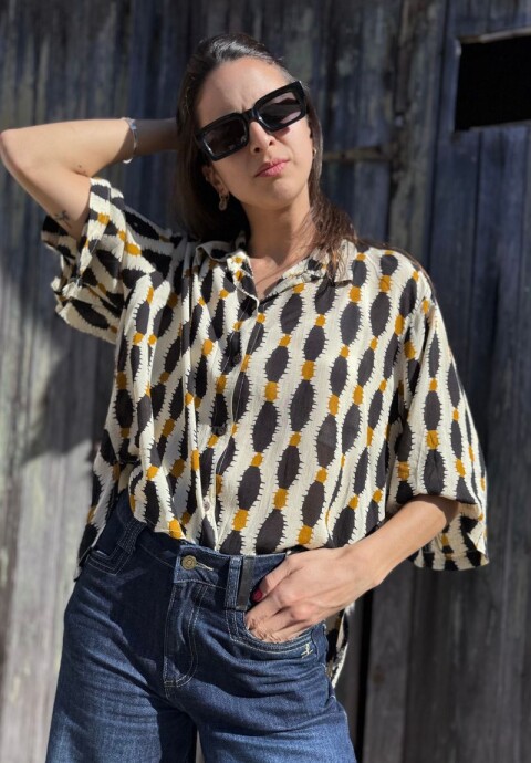 Camisa Flora Estampado negro, blanco y mostaza