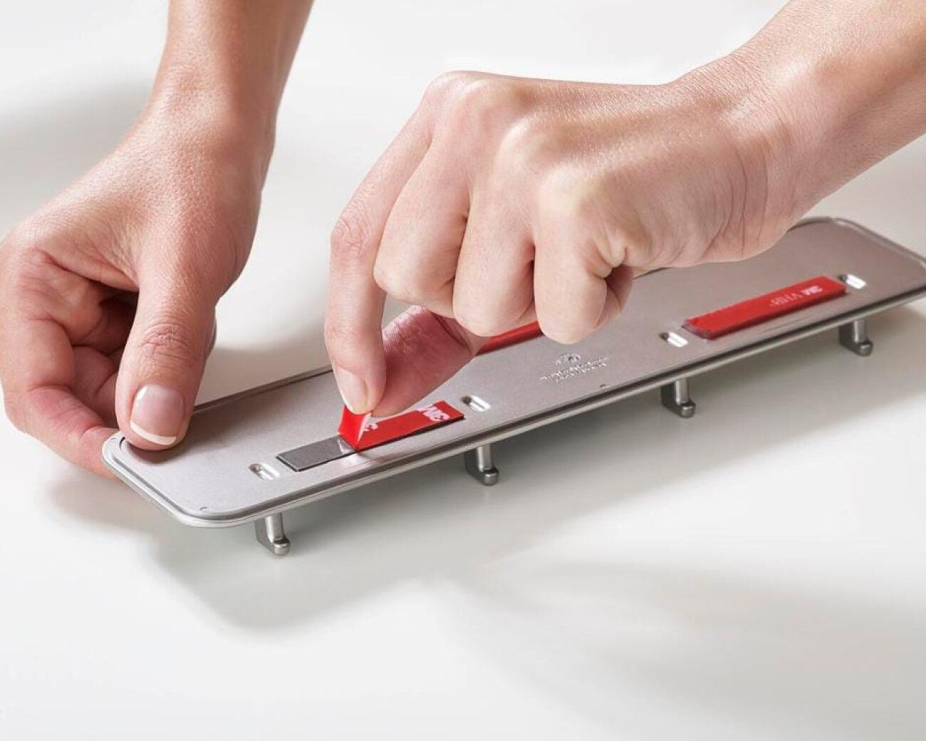 Set de 4 utensilios con soporte adhesivo Set de 4 utensilios con soporte adhesivo