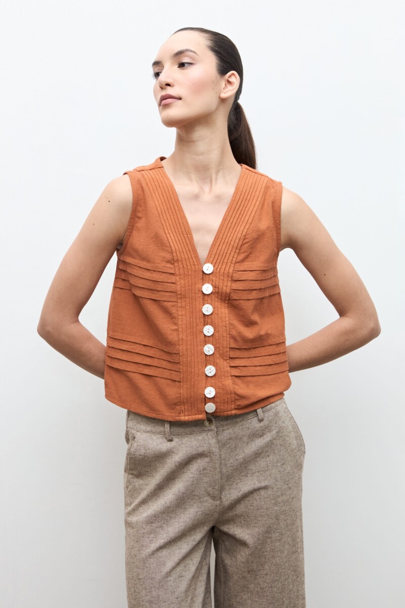 Blusa con alforzas lacre