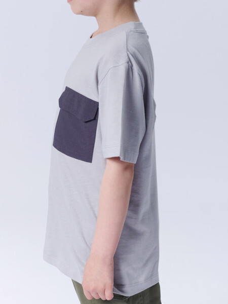 Remera con bolsillo contraste Gris